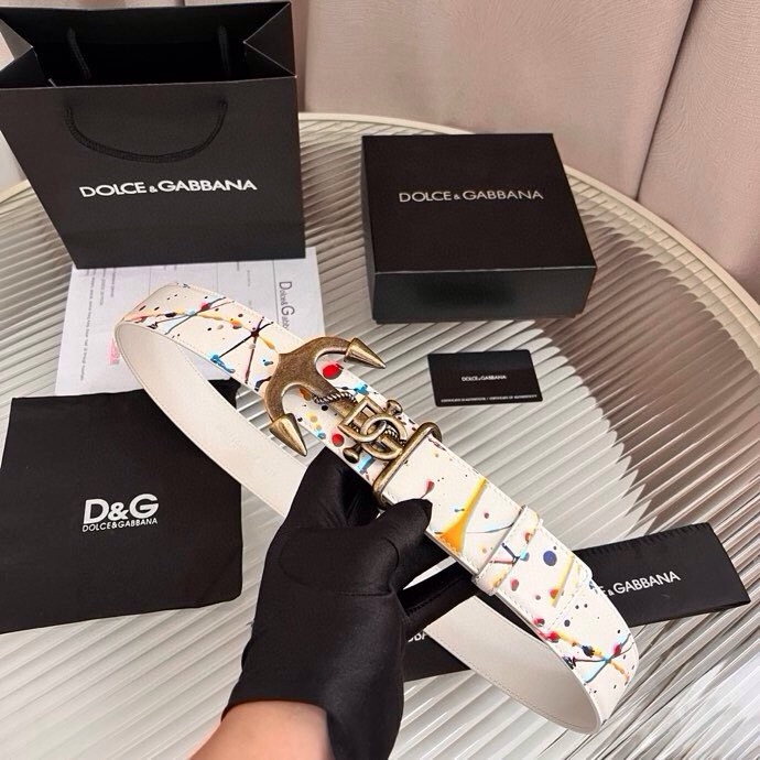 Dolce&Gabbana 全新印花小牛皮腰带，缀以个性化徽标搭扣。小牛皮腰带，搭配徽标装饰搭扣,4.0