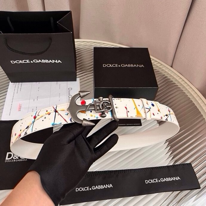 Dolce&Gabbana 全新印花小牛皮腰带，缀以个性化徽标搭扣。小牛皮腰带，搭配徽标装饰搭扣,4.0