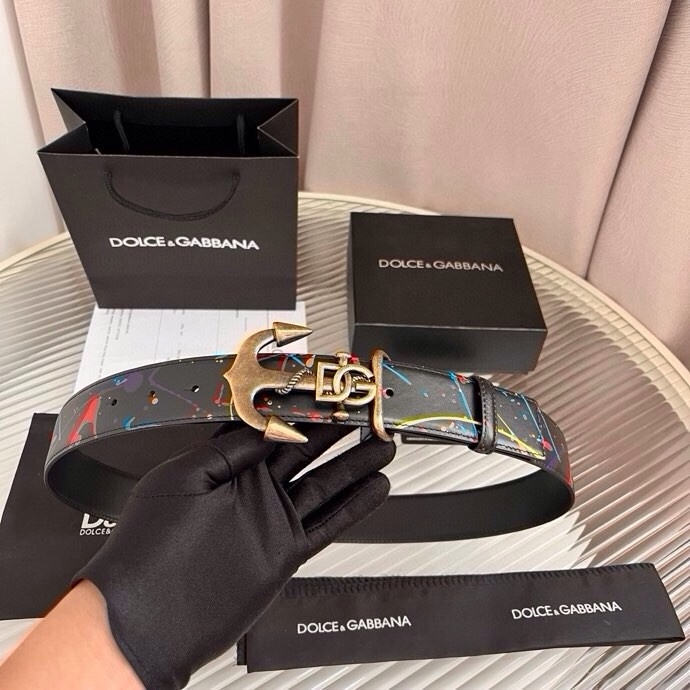 Dolce&Gabbana 全新印花小牛皮腰带，缀以个性化徽标搭扣。小牛皮腰带，搭配徽标装饰搭扣,4.0