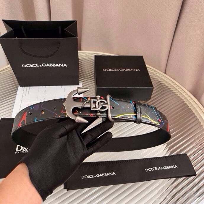 Dolce&Gabbana 全新印花小牛皮腰带，缀以个性化徽标搭扣。小牛皮腰带，搭配徽标装饰搭扣,4.0