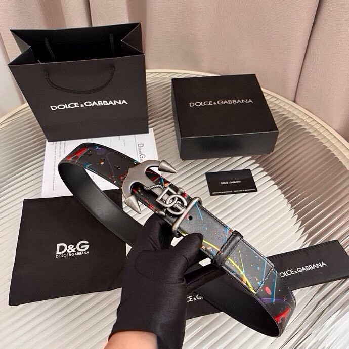 Dolce&Gabbana 全新印花小牛皮腰带，缀以个性化徽标搭扣。小牛皮腰带，搭配徽标装饰搭扣,4.0