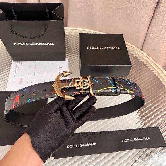 Dolce&Gabbana 全新印花小牛皮腰带，缀以个性化徽标搭扣。小牛皮腰带，搭配徽标装饰搭扣,4.0