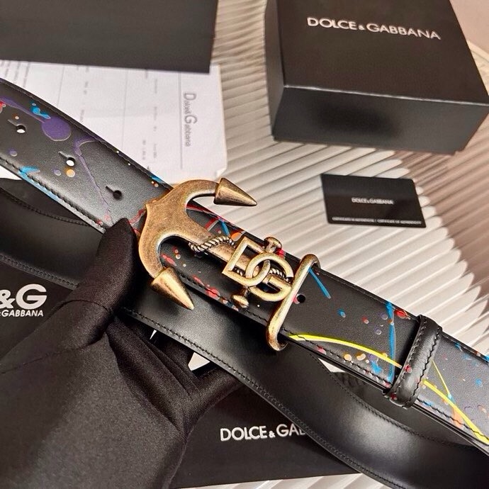 Dolce&Gabbana 全新印花小牛皮腰带，缀以个性化徽标搭扣。小牛皮腰带，搭配徽标装饰搭扣,4.0