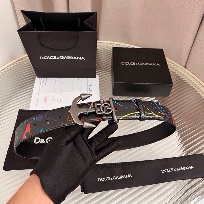 Dolce&Gabbana 全新印花小牛皮腰带，缀以个性化徽标搭扣。小牛皮腰带，搭配徽标装饰搭扣,4.0