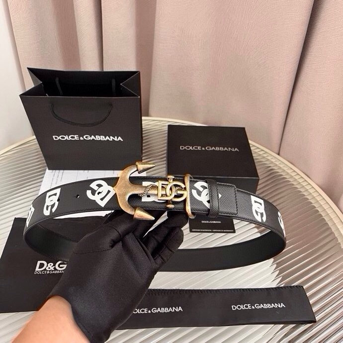 Dolce&Gabbana 全新印花小牛皮腰带，缀以个性化徽标搭扣。小牛皮腰带，搭配徽标装饰搭扣,4.0