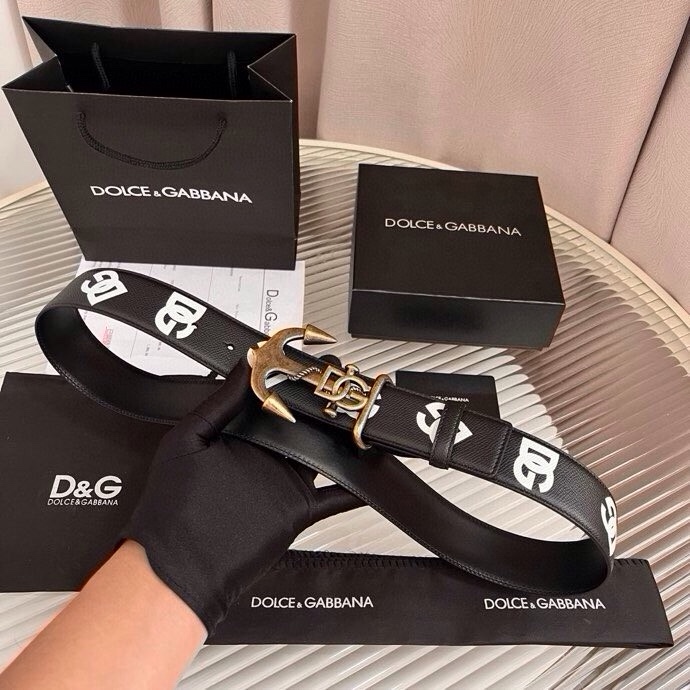 Dolce&Gabbana 全新印花小牛皮腰带，缀以个性化徽标搭扣。小牛皮腰带，搭配徽标装饰搭扣,4.0