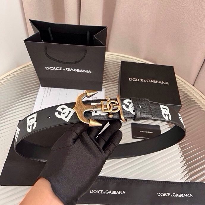 Dolce&Gabbana 全新印花小牛皮腰带，缀以个性化徽标搭扣。小牛皮腰带，搭配徽标装饰搭扣,4.0