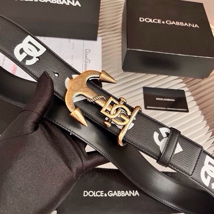 Dolce&Gabbana 全新印花小牛皮腰带，缀以个性化徽标搭扣。小牛皮腰带，搭配徽标装饰搭扣,4.0