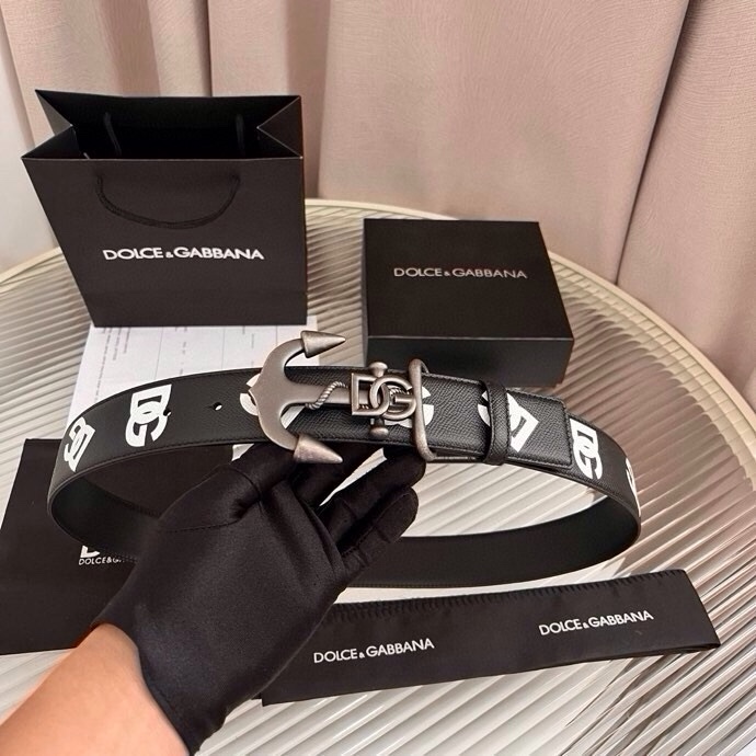 Dolce&Gabbana 全新印花小牛皮腰带，缀以个性化徽标搭扣。小牛皮腰带，搭配徽标装饰搭扣,4.0