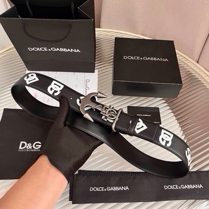 Dolce&Gabbana 全新印花小牛皮腰带，缀以个性化徽标搭扣。小牛皮腰带，搭配徽标装饰搭扣,4.0