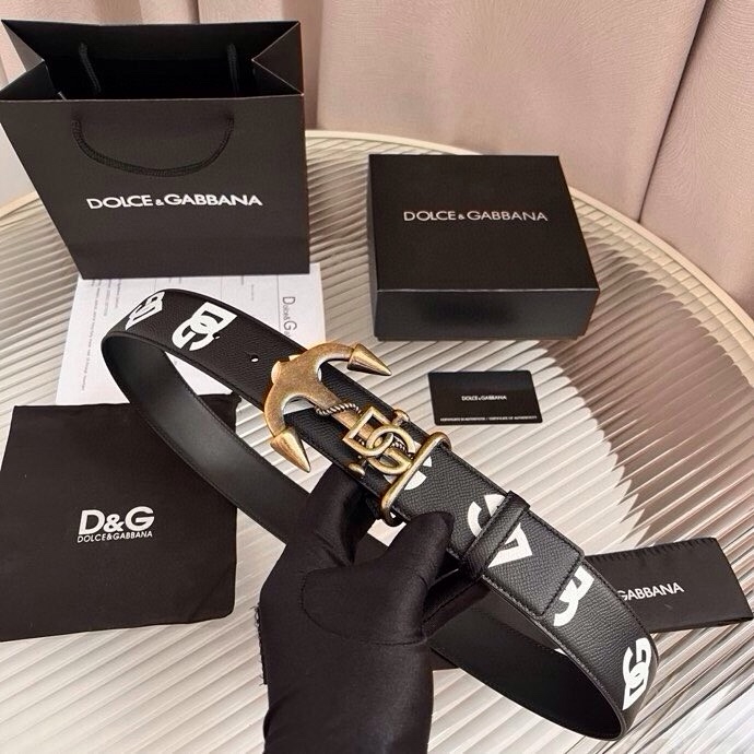 Dolce&Gabbana 全新印花小牛皮腰带，缀以个性化徽标搭扣。小牛皮腰带，搭配徽标装饰搭扣,4.0