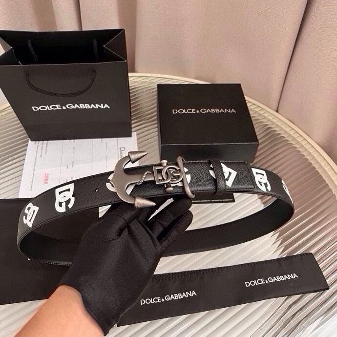 Dolce&Gabbana 全新印花小牛皮腰带，缀以个性化徽标搭扣。小牛皮腰带，搭配徽标装饰搭扣,4.0