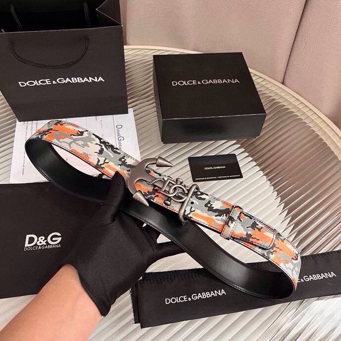 Dolce&Gabbana 全新印花小牛皮腰带，缀以个性化徽标搭扣。小牛皮腰带，搭配徽标装饰搭扣,4.0