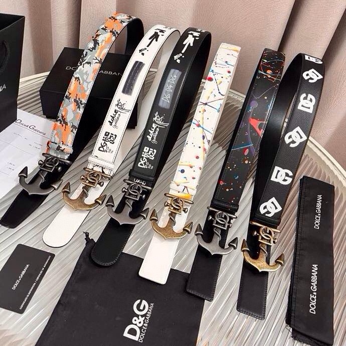 Dolce&Gabbana 全新印花小牛皮腰带，缀以个性化徽标搭扣。小牛皮腰带，搭配徽标装饰搭扣,4.0