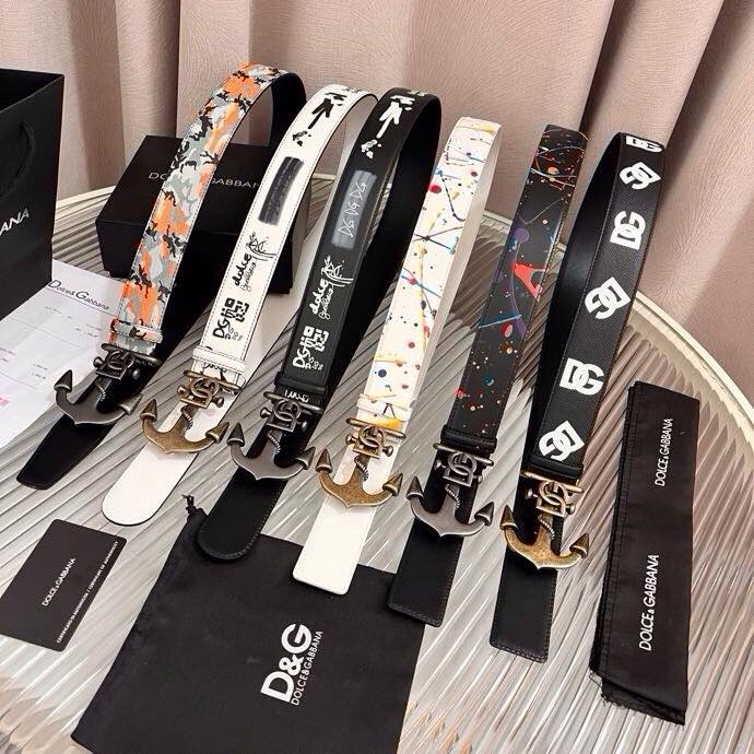 Dolce&Gabbana 全新印花小牛皮腰带，缀以个性化徽标搭扣。小牛皮腰带，搭配徽标装饰搭扣,4.0