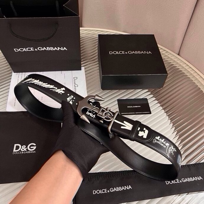 Dolce&Gabbana 全新印花小牛皮腰带，缀以个性化徽标搭扣。小牛皮腰带，搭配徽标装饰搭扣,4.0