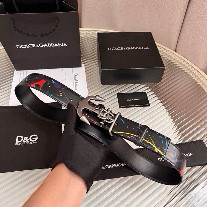 Dolce&Gabbana 全新印花小牛皮腰带，缀以个性化徽标搭扣。小牛皮腰带，搭配徽标装饰搭扣,4.0