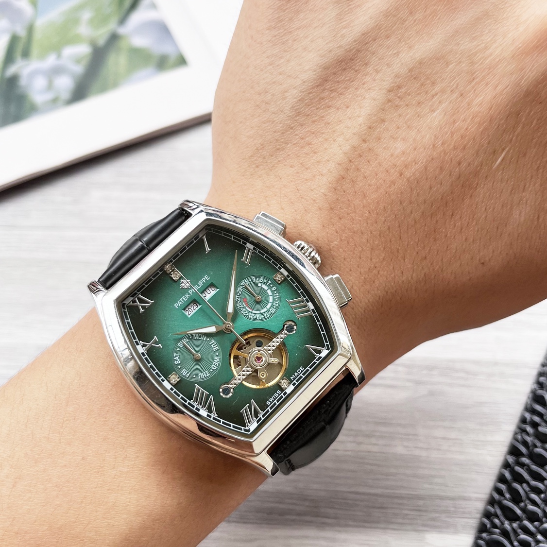 NO:552669,Platinum barrel new product shocking launch [latest] Patek Philippe multi-functional boutique, three-needle large flywheel design [type] boutique men's watch [strap] genuine cowhide strap [movement] high-end fully automatic mechanical movement [mirror] mineral strengthened glass (higher definition) elegant taste vast atmosphere unique ingenuity wrist treasure size diameter 42mm thick 12.5mm hot sale on the market!  Welcome to reprint!  ,,patek philippe,cowhide19860909白金 酒桶新品 震撼上市【最新】百达翡丽 多功能精品,三针大飞轮设计【类型】精品男士腕表【表带】真牛皮表带【机芯】高端全自动机械机芯【镜面】矿物质强化玻璃（更高清） 品味高雅 浩瀚大气 匠心独运 腕间瑰宝 尺寸直径42mm厚12.5mm热卖上市！欢迎转载！,,patek philippe,cowhide,Watch