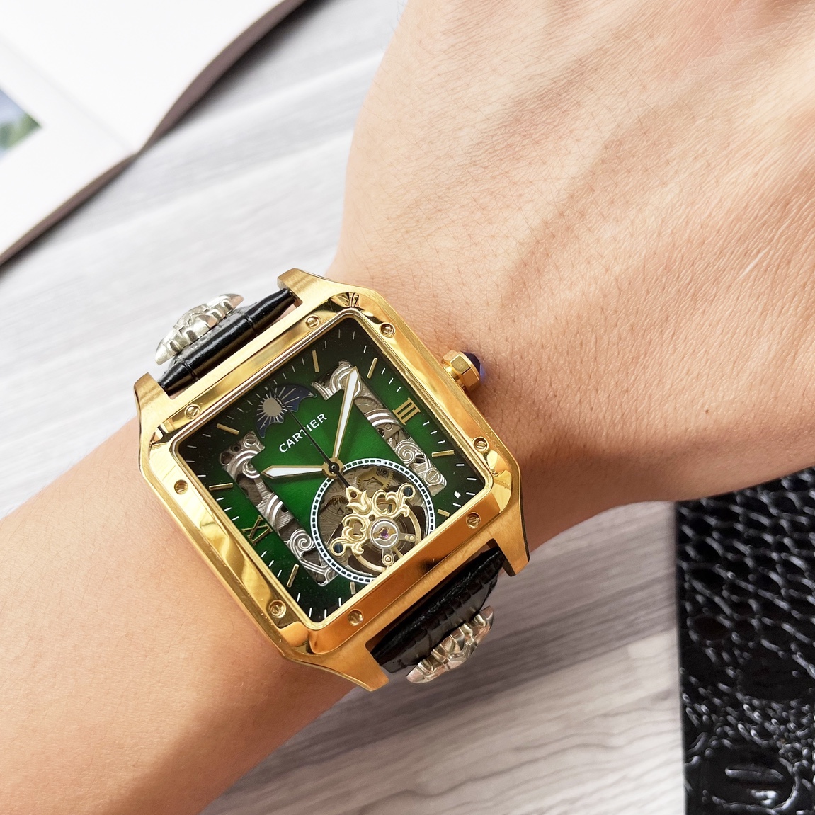 NO:552685,Unified octagonal shell series, exquisite and versatile [latest] Cartier's latest design big flywheel boutique [type] boutique men's watch [strap] genuine cowhide strap [movement] high-end fully automatic mechanical movement [mirror] mineral-strengthened glass (higher definition) elegant taste vast atmosphere unique ingenuity treasure for the wrist size 42mm diameter 12mm thick hot sale on the market!  Welcome to reprint!  ,,cartier,cowhide19860909统一 八角壳系列 精致百搭【最新】卡地亚最新设计大飞轮精品【类型】精品男士腕表【表带】真牛皮表带【机芯】高端全自动机械机芯【镜面】矿物质强化玻璃（更高清） 品味高雅 浩瀚大气 匠心独运 腕间瑰宝 尺寸直径42mm厚12mm热卖上市！欢迎转载！,,cartier,cowhide,Watch