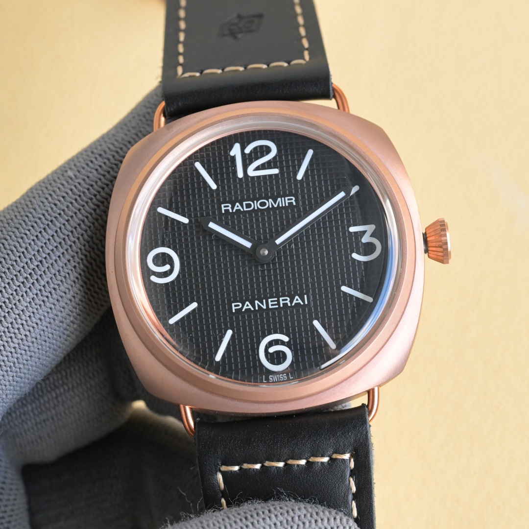 NO:552670,white black  New model [Exclusive premiere of V8 version] Panerai - newly launched with Super-LumiNova luminous coating, which makes this luminous green glowing, as if it is a luminous gravity, attracting people through the time tunnel under the sea, interpreting Panerai's unique Italian green light aesthetics. Carbon fiber  Made of three-dimensional composite material, the watch is equipped with an AISI316L frosted stainless steel case, a screw-down case back, a unidirectional rotating bezel decorated with scale time scales, and Panerai’s unique and patented legendary crown bridge protection device; equipped with the latest mechanical movement developed by the V7 factory, with date display,19860909白 黑 新款【V8版本独家首映】沛纳海-新推出采用Super-LumiNova夜光涂层,都让这抹夜光绿灼灼不熄,仿佛是一股夜光引力,引人穿过海底的时光隧道,诠释沛纳海的独特意式绿光美学.碳纤维复合材质,腕表配备AISI316L磨砂精钢表壳,旋入式表背,饰有刻度时标的单向旋转表圈,以及沛纳海特有,且荣获专利的传奇性表冠护桥装置；搭载V7工厂最新研发的机械机芯,具备日期显示,,Watch