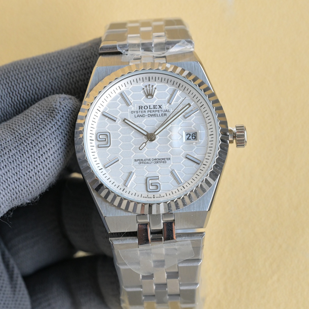 NO:552683,The official historical innovation hot model - the Land-Defeller model is exclusively launched on the entire network. Citizen movements have arrived in large quantities [seduce] [seduce] [seduce] The appearance details are consistent with the original ones. The built-in new Citizen movement once again further interprets the quality and value standards of Citizen movement watches, and strengthens the product definition of high-quality and low-price products.  Highlight: The newly designed Land-Defeller is a historic initiative that peeks into the future and reshapes the present. It is a milestone in the history of watchmaking. The newly designed five-bead bracelet fits the wrist more perfectly and flexibly without losing the tough steel atmosphere. It will surely become the next generation of 'King of Steel Watches' [strong]  Highlight 2: Exclusively customized honeycomb-shaped dial, full of three-dimensional texture, the shadow circle scale display within seconds is also the first of its kind in the Labor series, and the super luminous nail scale makes it elegant in special occasions [strong][strong]   Highlight three: Citizen’s unique quality assurance is both a recognition and a commitment. In the face of various imitations and inferior substitutions in the market, we always define cost-effectiveness with quality, neither arrogant nor humble, and adhere to integrity [strong][strong][strong],19860909官方历史性创新爆款——陆使型全网独家首发西铁城机芯大量到货[勾引][勾引][勾引] 外观细节与原装一致 内置全新西铁城机芯再次进一步诠释西铁城机芯腕表的品质、价值的标准,强化回馈质优价廉的产品定义 亮点一全新设计的陆使型以窥探未来,重塑现在的历史性创举,为其制表史的一大里程碑,全新设计的五珠表链更完美的柔性贴合手腕,且不失坚韧的钢质气息,必将成为下一代“钢表之王”[强] 亮点二独家定制蜂巢形表盘,立体质感十足,秒钟内影圈刻度显示也属劳系首创,超强的夜光条钉刻度使其在特定场合也不失优雅[强][强] 亮点三独有的西铁城品质保证,既是一种认可,也是一个承诺,在市场各种模仿、劣质替代的形势下,始终以品质定义性价比,不亢不卑,坚守诚信[强][强][强],,Watch