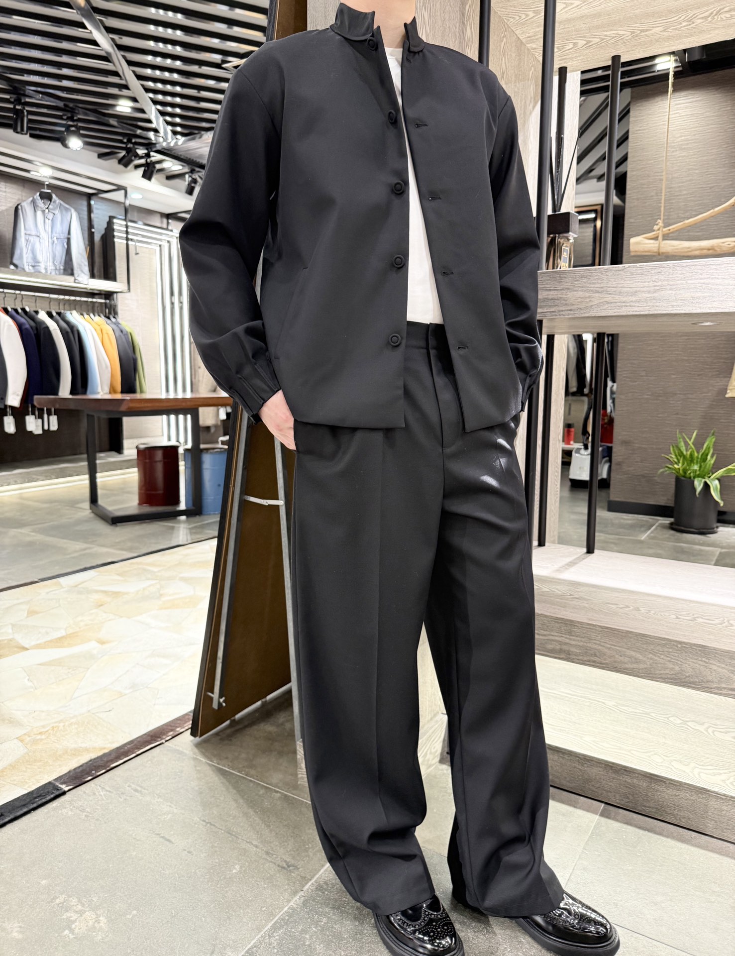 NO:545402,LP-2025 counter wool blended knitted new Chinese suit is shipped. The wool blended material is soft and glutinous. 4 main features of wool include good moisture absorption, strong warmth, rich feel, comfortable wearing, natural curly, good elastic recovery, good appearance retention, durability and not easy to pill. The latest standing collar design and Chinese buttons show the temperament!  Size: 48-56 (model 180/140 wears 50, with Hong Kong Lane Crawford gift box packaging), loro piano, alexander wang19860909LP-2025专柜羊毛混纺针织新中式套装出货,羊毛混纺的材质手感很软糯采用4羊毛主要特点包括吸湿性好、保暖性强、手感丰満、穿着舒适、天然卷曲、弹性恢复性好、外观保持性好、耐用且不易起球.最新立领设计搭配中式纽扣彰显气质！尺码:48-56(模特180/140穿50,配香港连卡佛礼盒包装）,,loro piana,alexander wang,Men's clothing