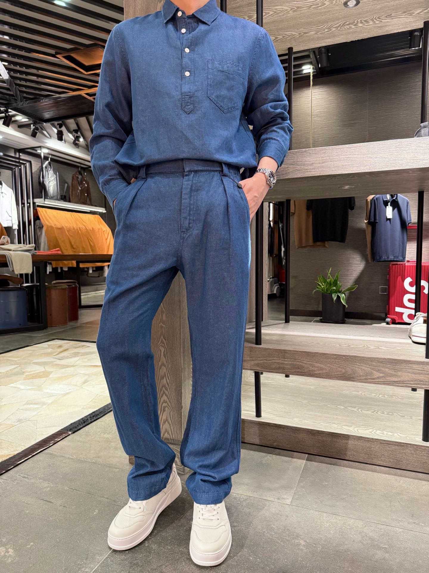 NO:545408,LP-Hot-shot fashion gem blue linen denim long-sleeved T-shirt set, fabric is 50 linen (14S) cotton (21S), breathable and comfortable. Low-key and fashionable old money style, code M-3XL (model 180/140 wear L, with Hong Kong Lane Crawford gift box packaging), loro piano, tees, t-shirt, alexander wang19860909LP-爆款时尚宝石蓝亚麻牛仔长袖T恤套装,面料是50亚麻（14S）棉（21S）,透气又舒服.低调时尚的老钱风格,码数M-3XL(模特180/140穿L,配香港连卡佛礼盒包装),,loro piana,tees，t-shirt,alexander wang,Men's clothing
