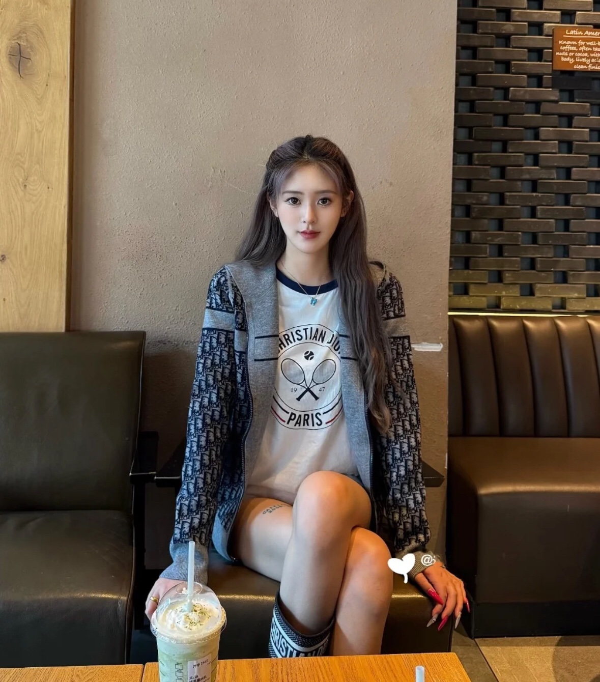 NO:550329,Dior wool zipper hoodie cashmere blended with thick texture, smooth, no flesh, wear both sides on both sides, solid color on the other side, presbyopia elements Original development, color fabrics and yarns are the same, perfect replica!  S, M, L, XL, Dior, Hats, Alexander wang19860909Dior 羊毛 拉链 帽衫 山羊绒混纺而成 质感厚实 顺滑 不扎肉 正反面双面穿 一面纯色 一面老花元素 原版开发 颜色面料纱线都对版 完美复刻！ 码数S,M,L,XL,,dior,hats,alexander wang,Men's clothing