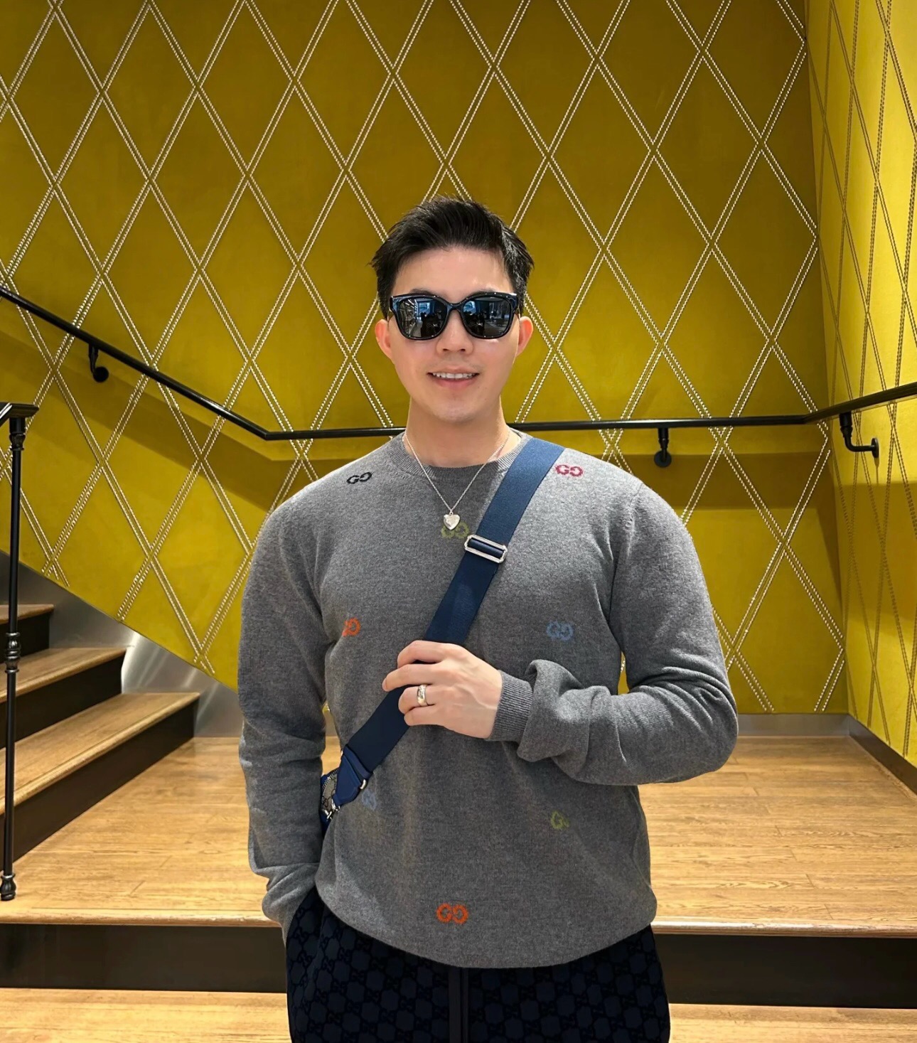 NO:550333,Gucc1 Gucci cardigan classic GG interlocking logo is presented in jacquard technology, the colored pattern shows more fashionable, personality, highlighting the youthful temperament, wool material, single wear inner wear, easy and easy to match!  S, M, L, XL, gucci, gucci, alexander wang19860909Gucc1古驰 羊毛衫 经典GG互扣Logo 以提花工艺呈现 彩色图案更显时尚 个性 凸显年轻气质 羊毛材质 单穿内搭 轻松好搭配！ 码数S,M,L,XL,,gucci,gucci,alexander wang,Men's clothing