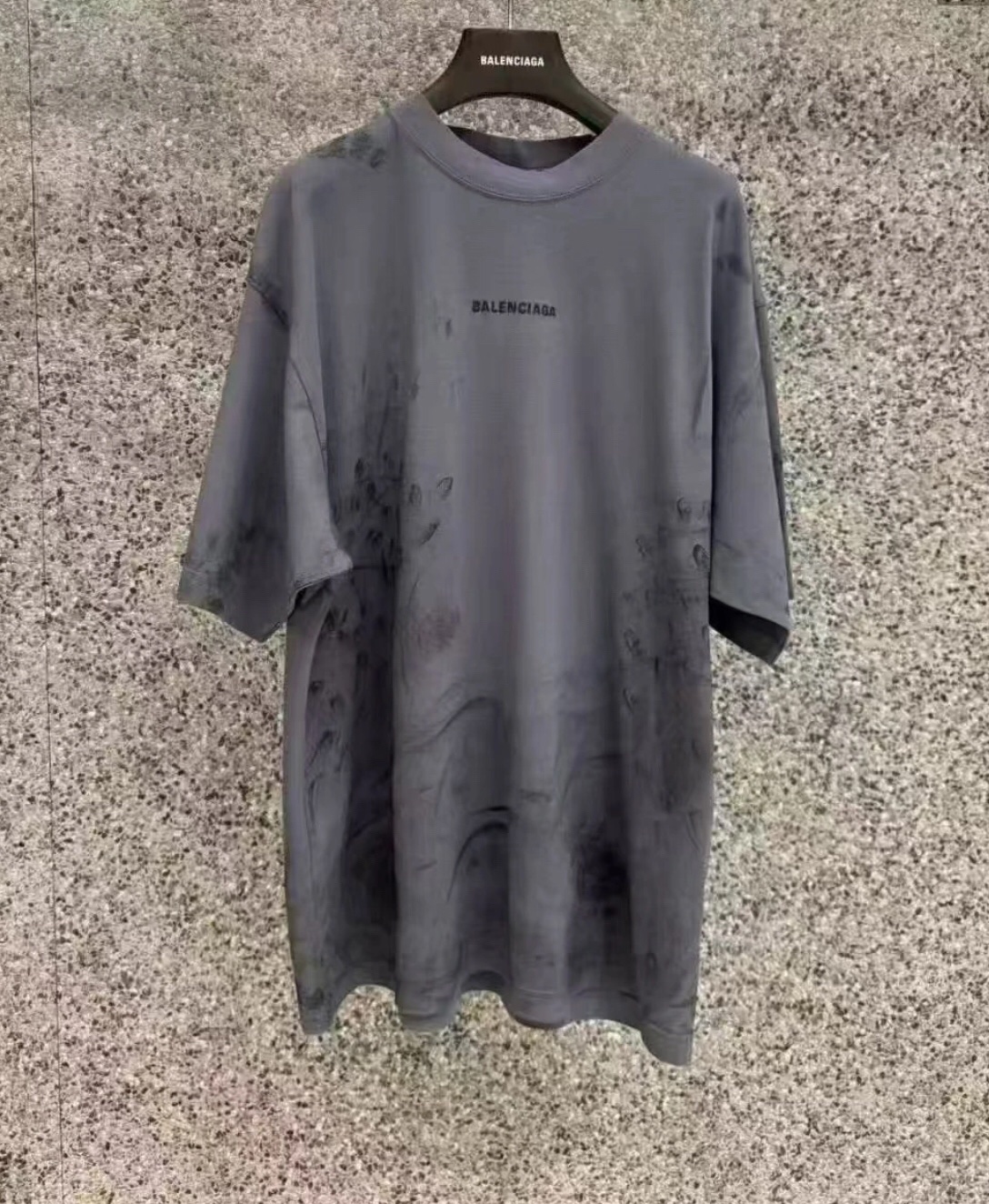 NO:550301,Balenciaga graffiti T-shirts, autumn and winter new products, street-like graffiti prints, Gaoke heavy pure cotton jerseys, better feel after washing, more comfortable, regular silhouette cut, set to the body, it is the incarnation of fashionable essence, code numbers XS, S, M,,balenciaga,tees, t-shirt,alexander wang19860909Balenciaga 涂鸦 T恤 秋冬新品 街头感十足的涂鸦印花图案 高克重纯棉平纹布 洗水后手感更佳 更舒适 常规廓形剪裁 往身上一套 就是时髦精化身 码数XS,S,M,,balenciaga,tees，t-shirt,alexander wang,Men's clothing