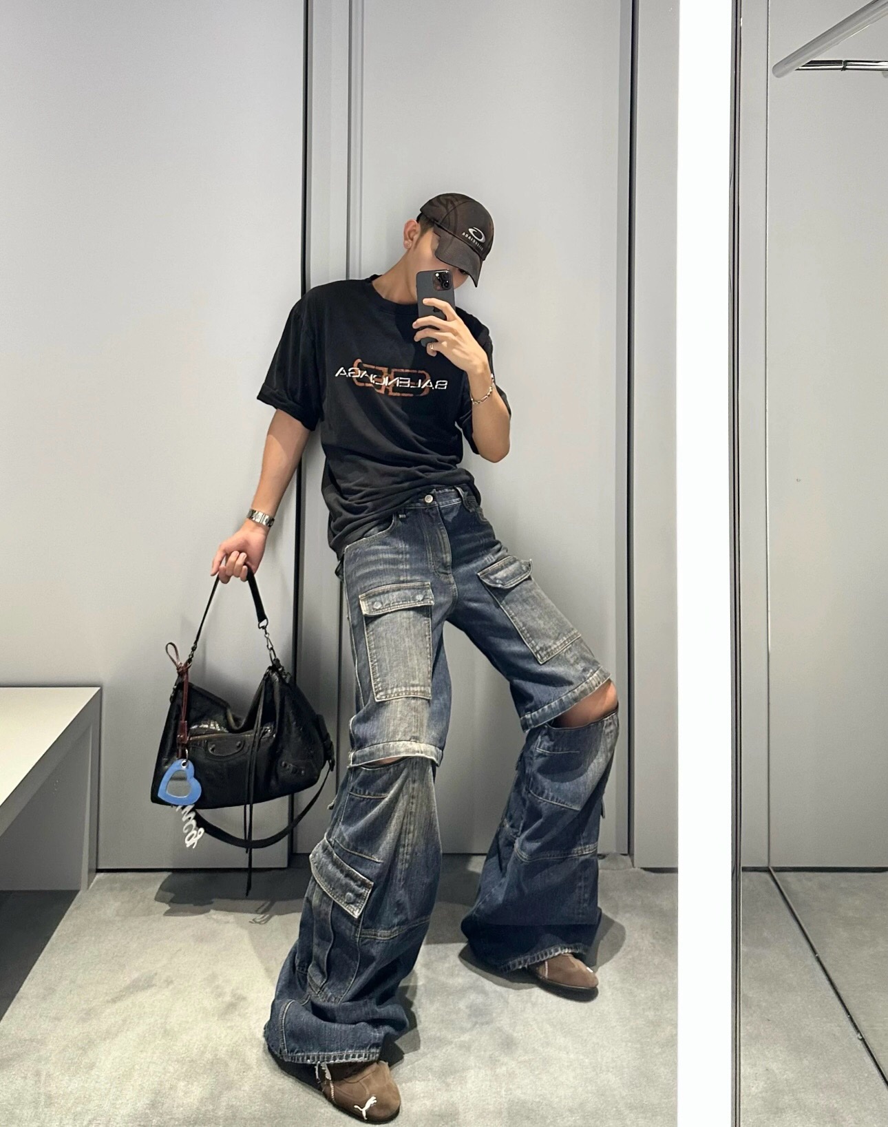 NO:550306,Balenciaga print tee new model is available, BB fuzzy printed pattern on the chest, small neckline design, 60 double yarn long cotton, thick feel, daily wear or street style, very fashionable and handsome, size XS, S, M, L,, balenciaga, alexander wang19860909Balenciaga 印花 tee 新款上架 胸前BB模糊印花图案 小领口设计 60支双纱长绒棉 手感厚实 日常穿搭或街头风 都很出片 时髦帅气 码数XS,S,M,L,,balenciaga,alexander wang,Men's clothing