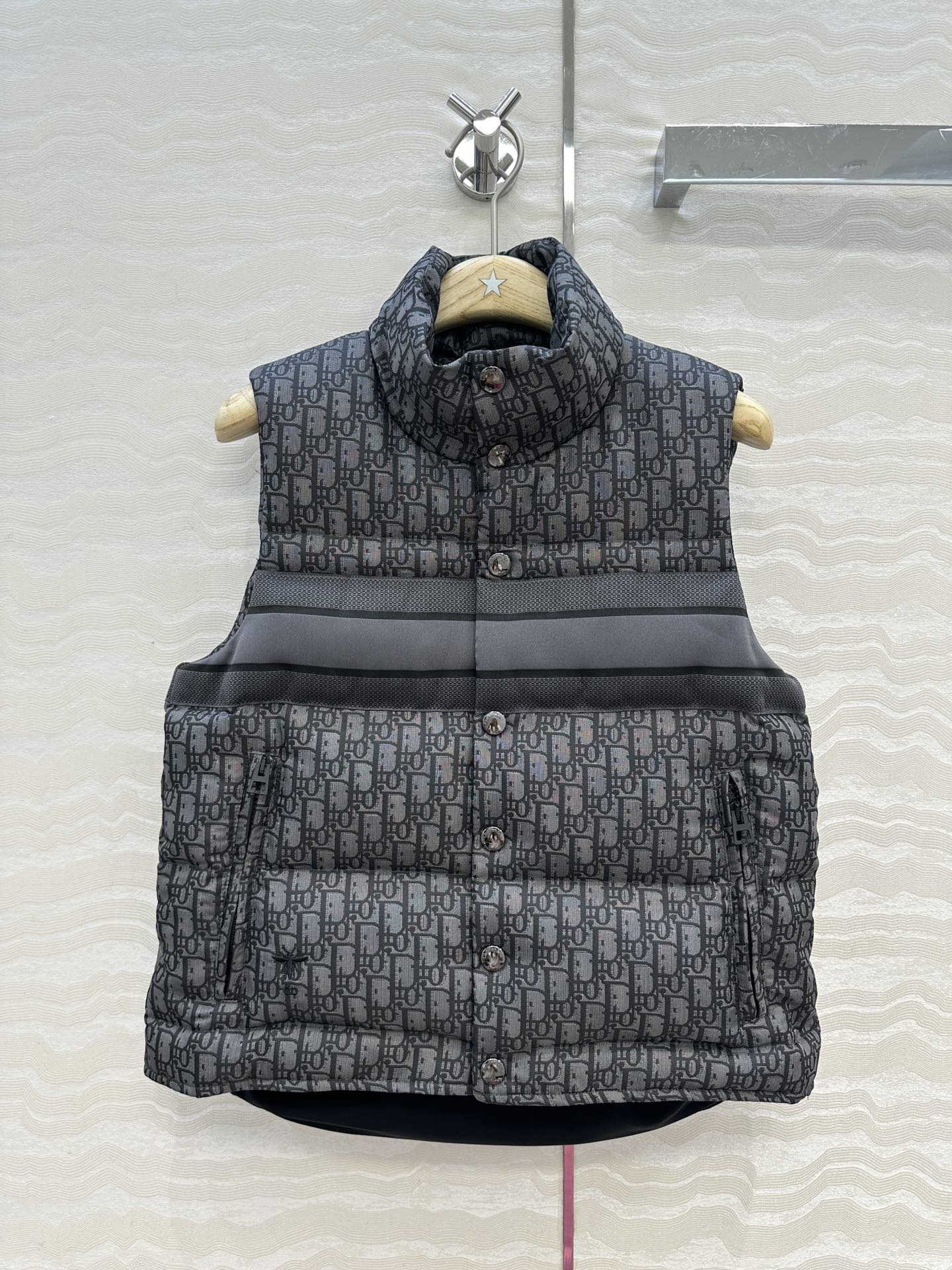 独家首发❤️原单品质MissD爆款羽绒面包服马甲，定制高密度科技塔夫绸提花面料！经典立领H版型帅气又拉风