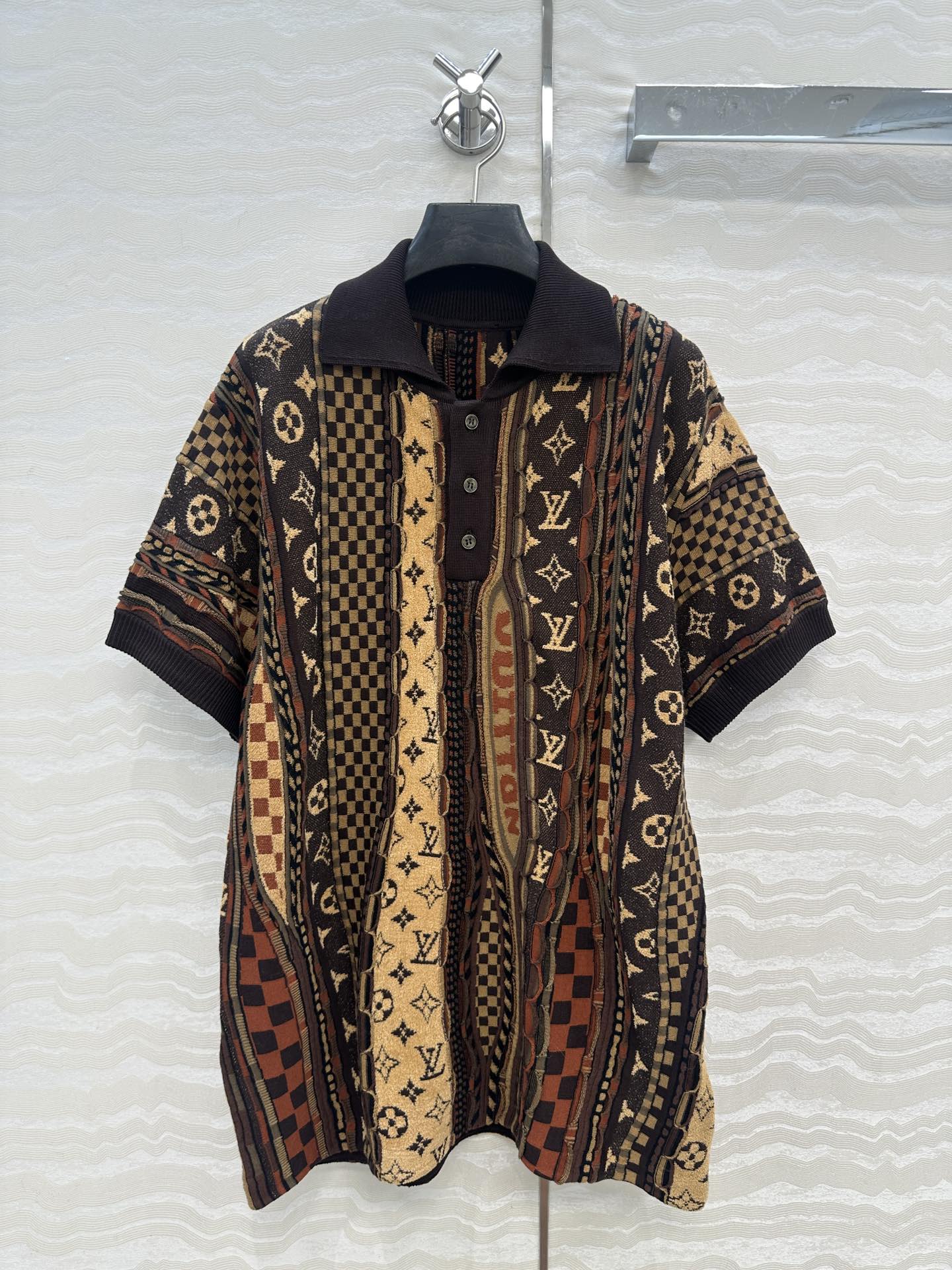 独家首发❤️原单品质！L联名Nigo系列Monogram花㚏提花重工Polo领短袖毛衣。重工定位立体撞色