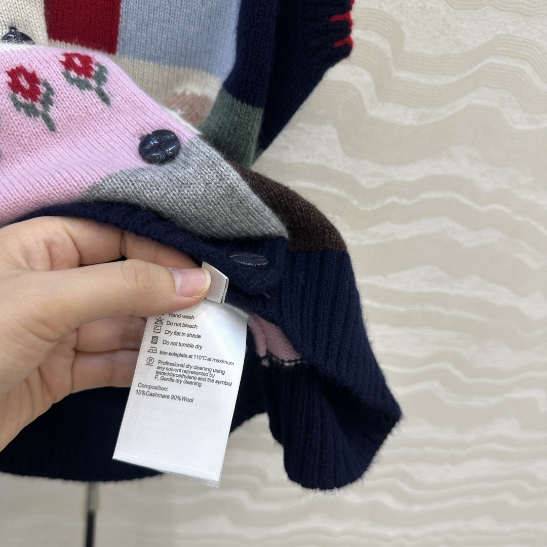 独家首发❤️高端原单品质，ER知识分子时髦分穿搭，超级叠搭神器！重工艺费尔岛圆领羊绒背心马甲！复古艺术感