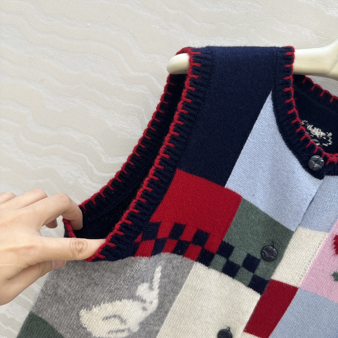 独家首发❤️高端原单品质，ER知识分子时髦分穿搭，超级叠搭神器！重工艺费尔岛圆领羊绒背心马甲！复古艺术感