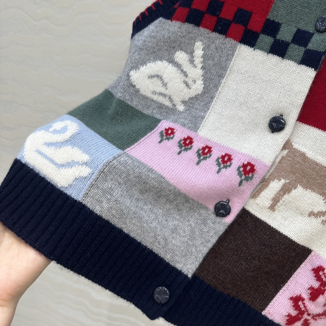 独家首发❤️高端原单品质，ER知识分子时髦分穿搭，超级叠搭神器！重工艺费尔岛圆领羊绒背心马甲！复古艺术感