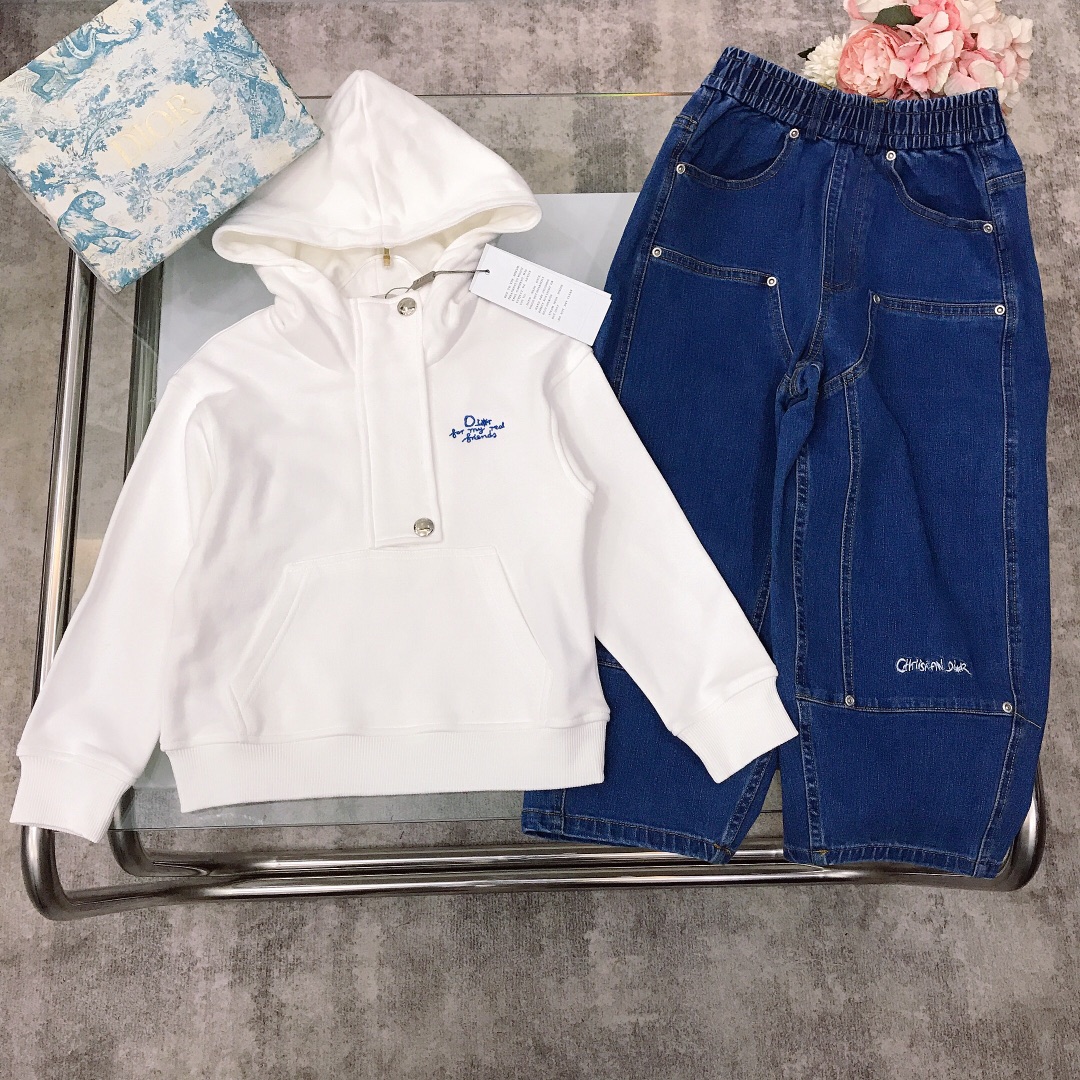 NO:579089,[Ready stock] Size - DIO* suit [hooded pullover sweatshirt wide jeans] ~ Retro style embroidered LOGO logo splicing on the chest. Can be worn by both male and female babies. It looks great when worn alone or layered with coats. The sweatshirt is made of pure cotton with a custom towel bottom. Thickness can be worn in winter. Soft and comfortable. Simple and fashionable. Craftsmanship is superimposed. Visible high quality. Super versatile ~ Color white  size-110-120-130-140-150-[CM] Counter packaging 10, clothes, dior, hoodie, sweatshirts, jeans, jackets & coats, hats,19860909【现货发】  尺寸- DIO* 套装【连帽套头卫衣宽版牛仔裤】～胸前复古风格刺绣LOGO标志拼接 男女宝宝都可穿 单穿或叠加外套都超级好看卫衣定制毛巾底纯棉棉打造 厚度冬季均穿 柔软舒适 简约时尚 工艺叠加 看得见的高品质 超级百搭款～ 颜色白色 size尺码-110-120-130-140-150-【CM】 专柜包装10,衣服,dior,hoodie,sweatshirts,jeans,jackets & coats,hats,,Children's