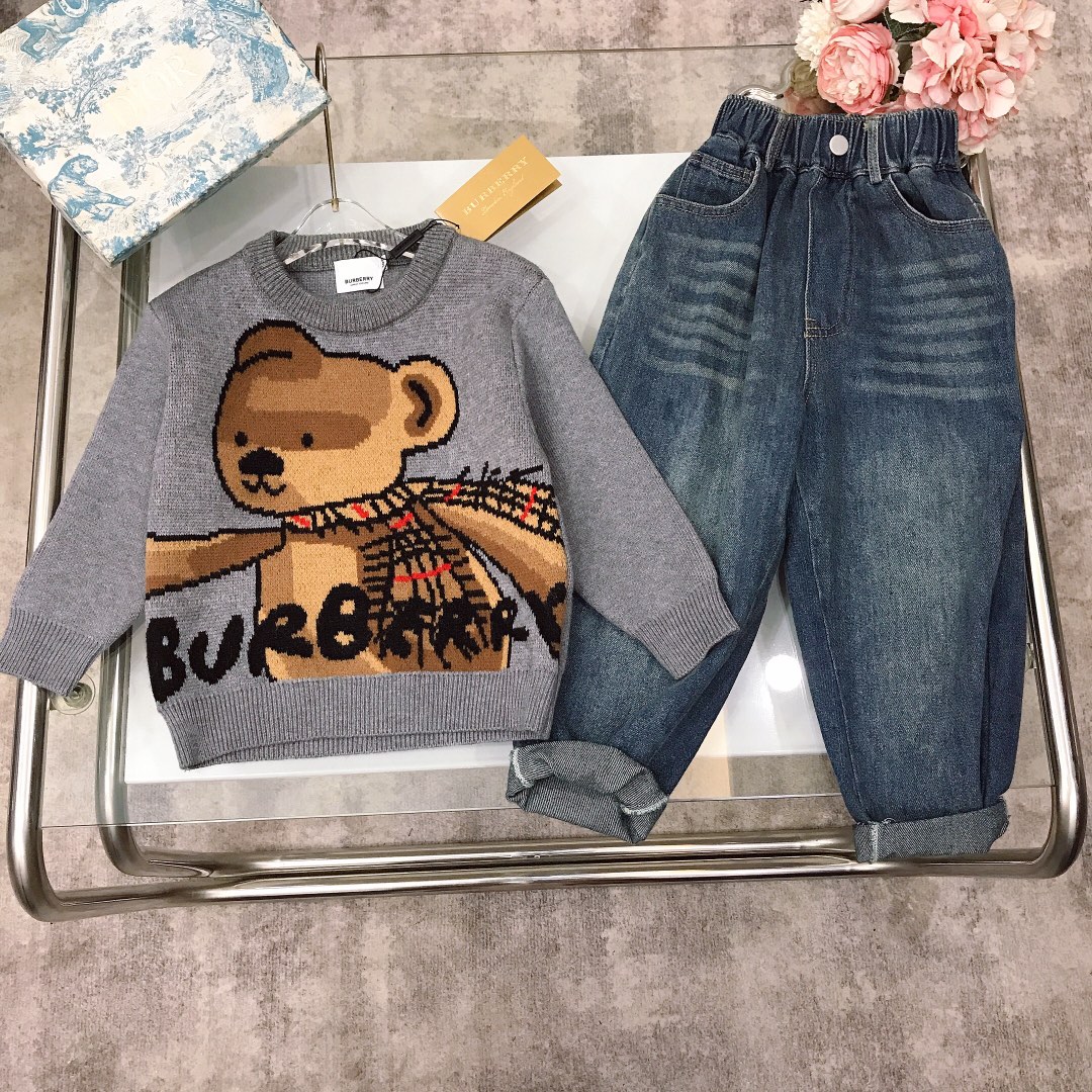 NO:579094,[Ready stock] size- BURBERR* [Knitted pullover sweater jeans] Customized wool design, super color rendering, pure cotton, slightly elastic, soft and comfortable ~ high-density pure cotton, silky, delicate and shiny, high-end fashion style, using imported high-end custom-selected high-quality organic cotton fabrics, comfortable and breathable, and the upper body effect is very good. Size-110-120-130-140-150-[CM]  Need counter packaging, clothes, burberry, jeans, sweaters,19860909【现货发】 size- BURBERR*【针织套头毛衣牛仔裤】定制毛线设计 显色度超级赞 纯棉 微弹柔软舒适～高密度纯棉 丝滑细腻有光泽高级时髦款,采用进口高端定制精选优质有机棉面料 舒适透气 上身效果非常好 尺码-110-120-130-140-150-【CM】 需要专柜包装元,衣服,burberry,jeans,sweaters,,Children's