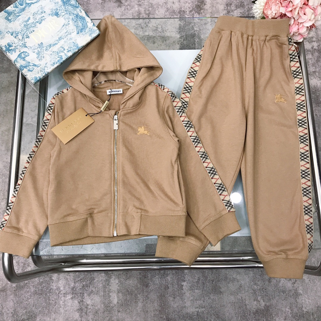 NO:579115,[Available now] Size - BURBERR* Autumn new style ~ bur suit Limited series [hooded sweatshirt, jacket and trousers] New style in the cabinet ~ suitable for both male and female babies Exquisite pure cotton terry sweatshirt cotton sleeves with plaid LOGO webbing logo on both sides Made of 320g terry cotton fabric material Soft and comfortable, simple and fashionable, craftsmanship superimposed, visible high quality, super stylish and beautiful, color brown  size-120-130-140-150-[CM] Full set of packaging 10, clothes, burberry, hoodie, sweatshirts, jackets & coats, hats,19860909【现货发】 尺寸-  BURBERR* 秋季新款～bur套装 限定系列【连帽卫衣外套长裤】柜子同步新款～男女宝宝均穿 精致纯棉毛圈卫衣棉搭袖侧两边格子纹LOGO织带标志 采用克重320g毛圈纯棉面料材质制作 柔软舒适 简约时尚 工艺叠加 看得见的高品质 超级有型又好看 颜色棕色 size-120-130-140-150-【CM】 全套包装10,衣服,burberry,hoodie,sweatshirts,jackets & coats,hats,,Children's