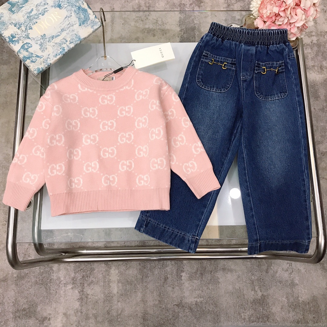 NO:579097,[Ready stock] size- GUCC* Girls' model ~ [Double GG knitted pullover sweater jeans] Customized wool design, super color rendering, pure cotton, slightly elastic, soft and comfortable ~ high-density pure cotton, silky, delicate and shiny high-end fashion style, using imported high-end custom-selected high-quality organic cotton fabrics, comfortable and breathable, very good upper body effect Size-110-120-130-140-150-[CM]  Need counter packaging, clothes, gucci, jeans, sweaters,19860909【现货发】 size- GUCC* 女童款～【双GG针织套头毛衣牛仔裤】定制毛线设计 显色度超级赞 纯棉 微弹柔软舒适～高密度纯棉 丝滑细腻有光泽高级时髦款,采用进口高端定制精选优质有机棉面料 舒适透气 上身效果非常好 尺码-110-120-130-140-150-【CM】 需要专柜包装元,衣服,gucci,jeans,sweaters,,Children's