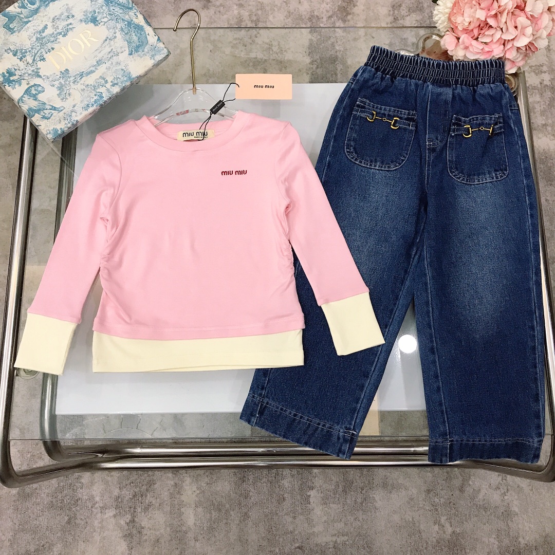 NO:579078,[Available now] MIUMIU & GUCC* Girls Suit [Contrast color pure cotton bottoming shirt and denim straight bootcut pants] Brown base with bright orange contrast stitching, pure cotton texture, soft and delicate. Exquisite letter logo on the chest, denim front pockets on both sides are designed with saddle buckle accessories to create a high-end fashionable upper body with a sense of fashion and recognition. The effect is very good ~ Color Gray Pink Brown  Size--120-130-140-150 [CM] Need counter packaging, clothes, gucci, miumiu,19860909【现货发】  MIUMIU & GUCC* 女童套装【撞色纯棉打底衫牛仔直筒微喇裤】棕色基地搭配亮眼橙色撞色拼接,纯棉质地,柔软细腻 精致字母标识在胸前,牛仔前部两侧口袋设计搭配马鞍扣配饰打造 自带潮感与辨识度一套上身高级时髦 效果非常好 ～ 颜色 灰色 粉色 棕色 尺码--120-130-140-150【CM】 需要专柜包装元,衣服,gucci,miumiu,,Children's