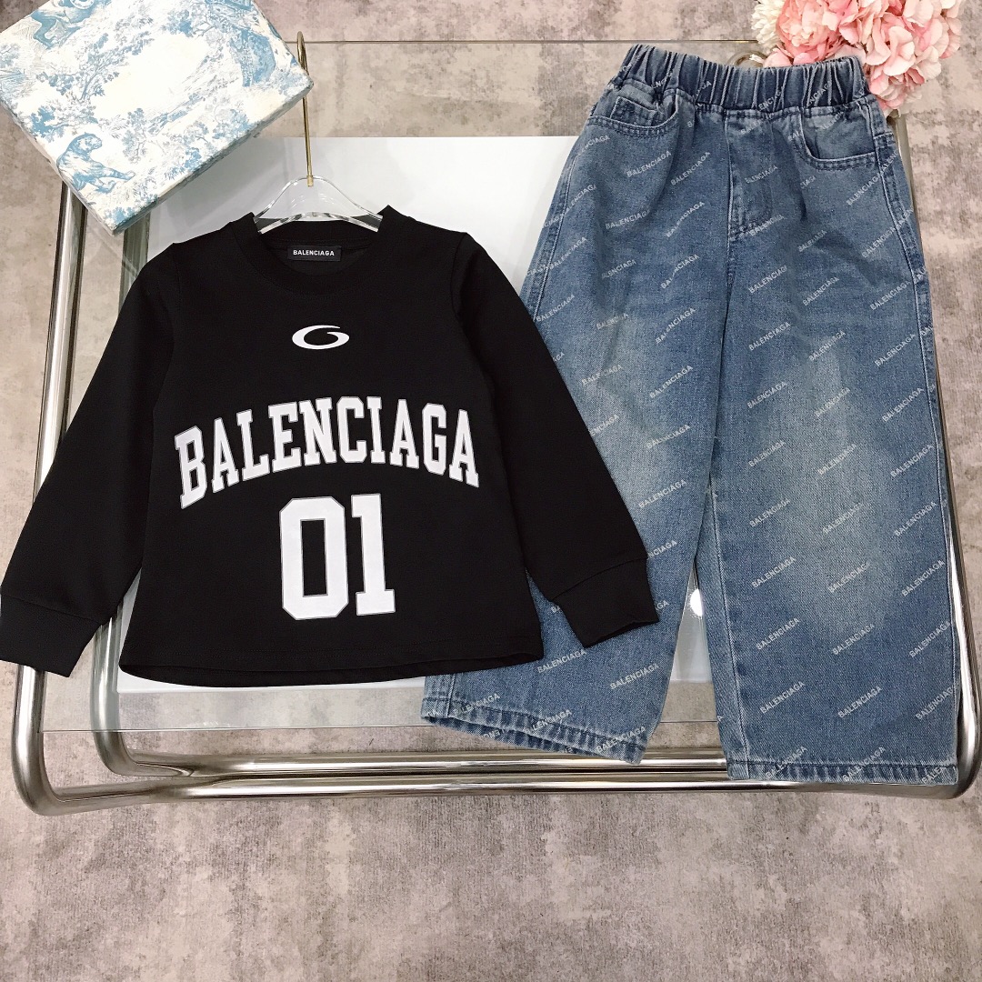 NO:575403,[Ready stock] Balenciag* suit [Classic logo letter printed long-sleeved T-shirt denim straight bootcut pants] Pure cotton texture, soft and delicate Exquisite letter logo printing design on the front and back, denim fully printed letter logo design to create a fashionable and recognizable upper body, high-end fashion, the effect is very good ~ Color White Black Size--120-130-140-150 [CM]  Need counter packaging, clothes, balenciaga, tees, t-shirts,19860909【现货发】  Balenciag* 套装【经典logo字母印花长袖T恤牛仔直筒微喇裤】纯棉质地,柔软细腻 精致字母标识前后两面印花设计,牛仔全面满印字母logo设计打造 自带潮感与辨识度一套上身高级时髦 效果非常好 ～ 颜色 白色 黑色 尺码--120-130-140-150【CM】 需要专柜包装元,衣服,balenciaga,tees，t-shirt,,Children's