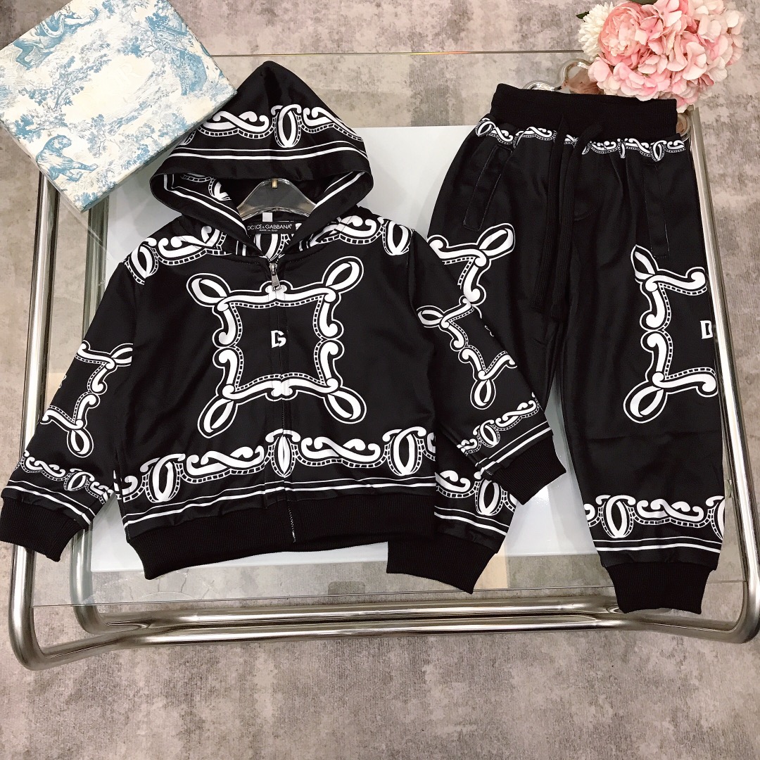 NO:579109,[Ready stock] DOLC*&GABBAN* Autumn new style [zippered hooded sweatshirt trousers] palace pattern printing Made of terry cotton fabric material Soft and comfortable Simple and fashionable Craftsmanship Visible high quality Super stylish and good-looking Color black size--120-130-140-150 Full set of packaging 10, clothes, hoodie, sweatshirts, hats,19860909【现货发】   DOLC*&GABBAN* 秋季新款【拉链式连帽卫衣长裤】宫廷花纹图案印花 采用毛圈纯棉面料材质制作 柔软舒适 简约时尚 工艺叠加 看得见的高品质 超级有型又好看 颜色黑色 size--120-130-140-150 全套包装10,衣服,hoodie,sweatshirts,hats,,Children's