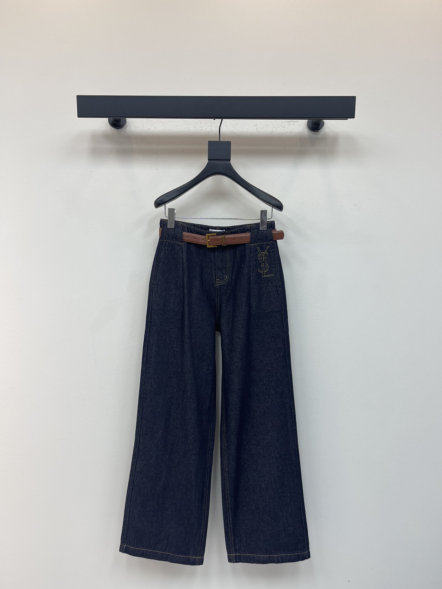 NO:548394,Saint Lauren*25 new ysl belt denim straight wide-leg trousers. Twill cotton denim material, with a crisp texture and stylish outfit. Wide-leg straight-leg trousers style, wash and dye all over the body, retro dark blue versatile and durable. It is suitable for casual autumn outfits, irregular wrinkled textured waist letter leather mark, three-dimensional tailoring, and more eye-catching and fashionable. Paired with light khaki printed letter belt embellishment, exquisite and durable details highlight the brand style, and fashionable outfit. SML,, saint laurent, saint laurent, alexander wang19860909Saint Lauren*25新款ysl腰带牛仔直筒阔腿长裤.斜纹棉牛仔材质,质感挺括,穿搭有型.阔腿直筒长裤版型,通体酵素水洗均匀染色,复古深蓝百搭耐看.适配秋日休闲穿搭,不规则褶皱纹理后腰字母皮标,立体剪裁,容量增加更吸睛时髦.搭配浅卡其色印刻字母腰带点缀,精致耐看的细节突出品牌格调,穿搭时髦洋气.SML,,saint laurent,saint laurent,alexander wang,Women's clothing