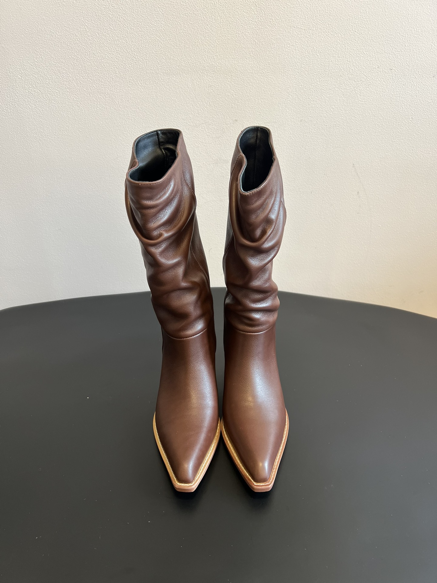 NO:594373,Khaite 25ss new autumn and winter stunning boots. The pleated elements are really unique. They are casual yet fashionable and will never look out of place when worn. The pointed toe design subtly lengthens the foot line, making the whole person look more elegant and slender. And the folded boot collar design directly doubles the fashionability, revealing the slender ankles and full of caution.  The right stiletto heel not only increases your height, but also naturally adjusts your walking posture, making your steps swaying. Don't worry about being difficult to control. Its heel height is reasonably designed and you won't get tired easily after wearing it for a long time. You can hold it firmly when going shopping and dating. Cowhide upper, sheepskin lining, rubber outsole Size 35-40 (customized for 40 units, non-refundable), boots, boots, cowhide, sheepskin19860909Khaite 25ss 秋冬新款绝美神靴 褶皱元素真的太有个性了,随性又不失时尚 感,穿出去绝对不会撞款.尖头设计更是巧妙地拉长了脚部线条,让整个人看起来更加优雅修长.而且翻折的靴口设计,时髦度直接翻倍,能露出纤细的脚踝,满满的小心机. 恰到好处的细高跟,不仅提升了身高,还能自然地调整走路姿势,让步伐都变得摇曳生姿.别担心不好驾驭,它的跟高设计合理,穿久了也不容易累,逛街约会都能稳稳hold住. 鞋面牛皮 内里羊皮 大底橡胶大底 Size35-40（40定制不退换）,靴子,boots,cowhide,sheepskin,Women's Shoes