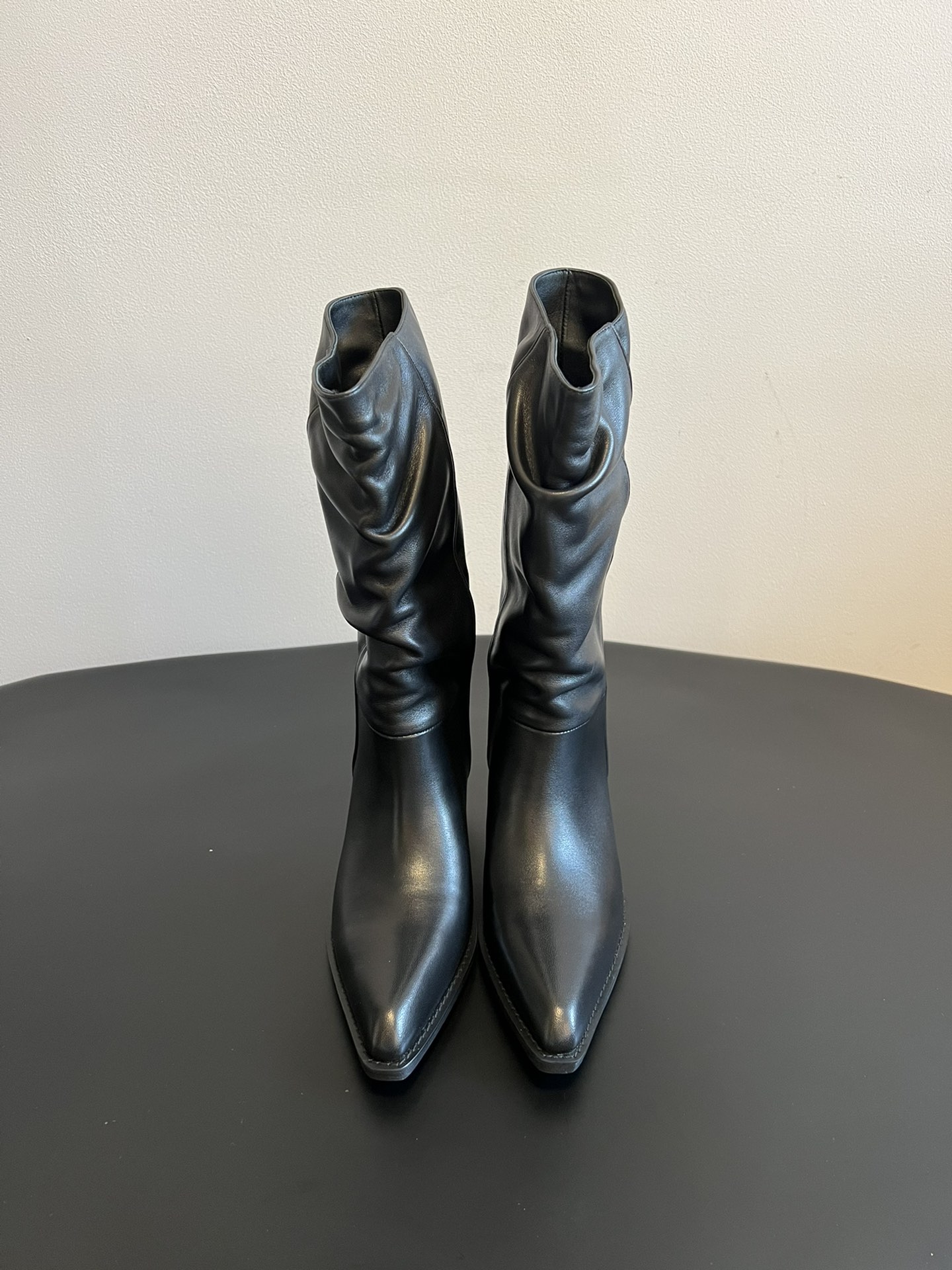 NO:594370,Khaite 25ss new autumn and winter stunning boots. The pleated elements are really unique. They are casual yet fashionable and will never look out of place when worn. The pointed toe design subtly lengthens the foot line, making the whole person look more elegant and slender. And the folded boot collar design directly doubles the fashionability, revealing the slender ankles and full of caution.  The right stiletto heel not only increases your height, but also naturally adjusts your walking posture, making your steps swaying. Don't worry about being difficult to control. Its heel height is reasonably designed and you won't get tired easily after wearing it for a long time. You can hold it firmly when going shopping and dating. Cowhide upper, sheepskin lining, rubber outsole Size 35-40 (customized for 40 units, non-refundable), boots, boots, cowhide, sheepskin19860909Khaite 25ss 秋冬新款绝美神靴 褶皱元素真的太有个性了,随性又不失时尚 感,穿出去绝对不会撞款.尖头设计更是巧妙地拉长了脚部线条,让整个人看起来更加优雅修长.而且翻折的靴口设计,时髦度直接翻倍,能露出纤细的脚踝,满满的小心机. 恰到好处的细高跟,不仅提升了身高,还能自然地调整走路姿势,让步伐都变得摇曳生姿.别担心不好驾驭,它的跟高设计合理,穿久了也不容易累,逛街约会都能稳稳hold住. 鞋面牛皮 内里羊皮 大底橡胶大底 Size35-40（40定制不退换）,靴子,boots,cowhide,sheepskin,Women's Shoes