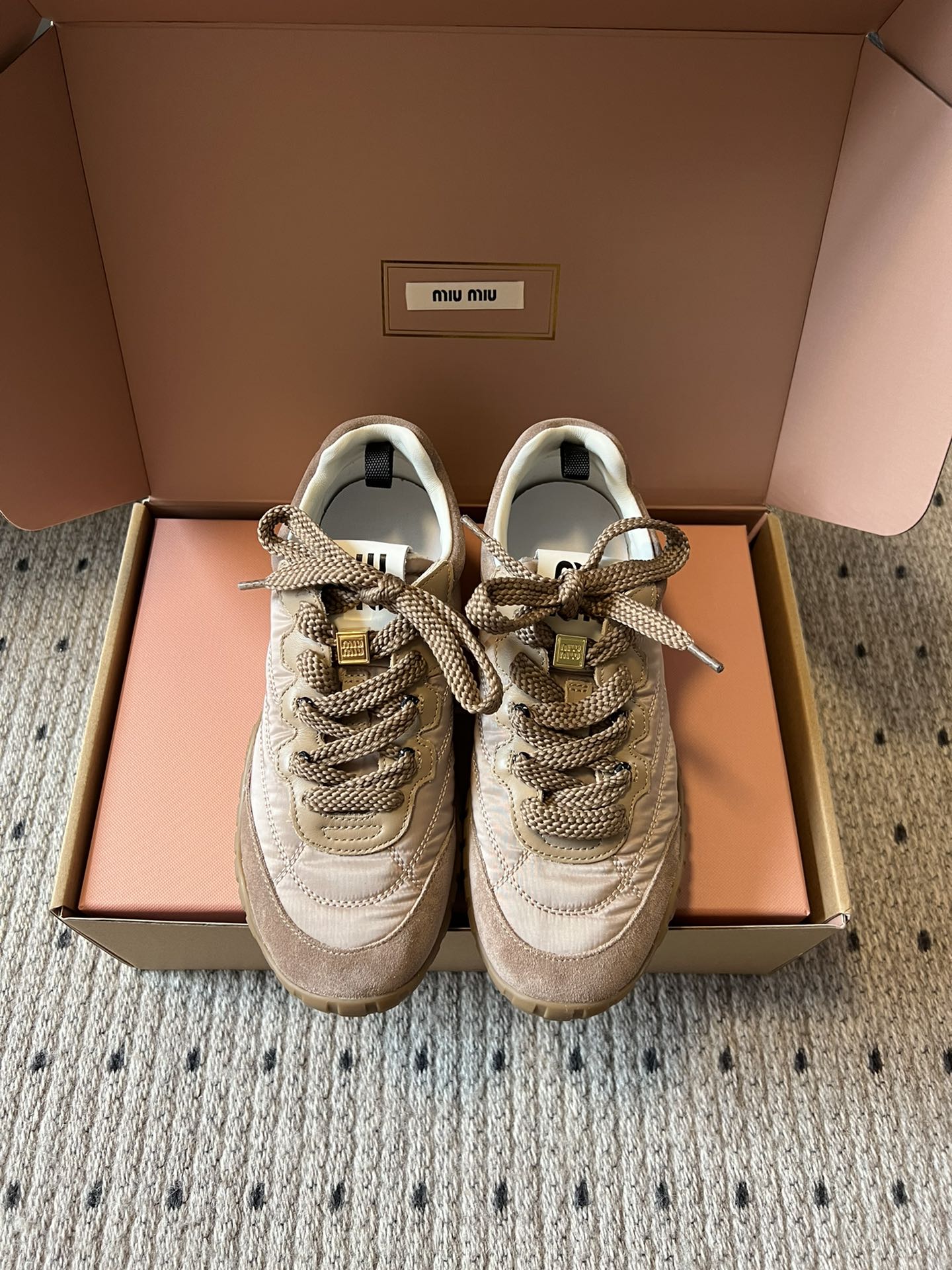 NO:559289,Miu Mi* 25FW deck shoes new spliced casual sports shoes. The upper is made of nylon and suede splicing material, which is rich in texture and practical. The shoelaces are exquisitely designed and matched with metal decoration, which enhances the sophistication of the shoes. It is a retro sports shoe type, with retro and classic lines on the shoe body. The thick-soled design not only adds a sense of fashion, but also has a certain heightening effect; the brand logo on the tongue is clearly visible, highlighting the brand identity.  Choose a black leather skirt, match it with a white navel-baring T-shirt, and then put on these pink shoes, which are sweet and cool, showing personality and fashion. You can pair it with a pair of gray sweatpants, and choose a loose hooded sweatshirt for the top. Whether it is light brown or pink shoes, you can create a casual and casual style. The upper is cow suede/cloth, and the lining is cloth/sheepskin. TPU outsole   Size35-40 (40 customized, non-returnable), casual shoes/sports shoes, miumiu, sneakers, hoodie, sweatshirts, skirts, tees, t-shirt, sheepskin, chamois leather, hats19860909Miu Mi* 25FW deck shoes新款拼接休闲运动鞋 鞋面采用尼龙与麂皮拼接材质,质感丰富且兼具实用性；鞋带设计精致,搭配金属装饰,提升了鞋款的精致感.属于复古运动鞋型,鞋身线条复古经典,厚底设计不仅增加了时尚感,还具有一定的增高效果；鞋舌处的品牌标识清晰可见,彰显品牌身份. 选择一条黑色皮质短裙,搭配一件白色露脐T恤,再穿上粉色的这款鞋子,甜酷感十足,尽显个性与时尚.可以搭配一条灰色运动裤,上衣选择一件宽松的连帽卫衣,无论是浅棕色还是粉色鞋子,都能打造出随性自在的休闲风格. 鞋面牛反绒/布面 内里布面/羊皮 大底TPU大底 Size35-40（40定制不退换）,休闲鞋/运动鞋,miumiu,sneakers,hoodie,sweatshirts,skirts,tees，t-shirt,sheepskin,chamois leather,hats,Women's Shoes