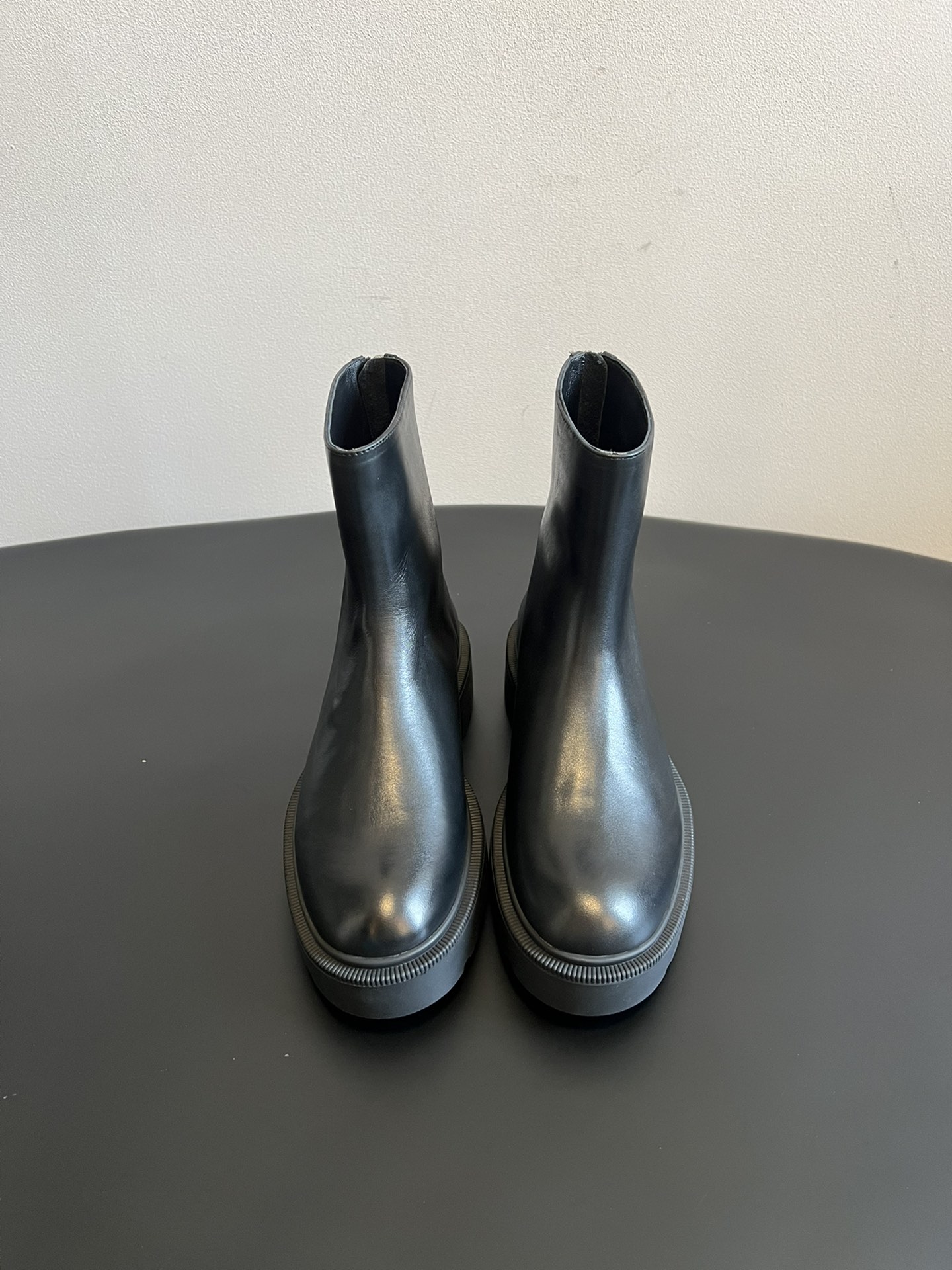 NO:559221,The ro* thick-soled Chelsea short boots are made of genuine leather, with a delicate texture and a high-end feel. The side zipper design is easy to put on and take off, while adding a sense of detail. The shoe shape is simple and elegant, and the thick-soled design has both a heightening effect and a retro style. The sole is non-slip and wear-resistant, can adapt to a variety of ground environments, and has a certain modification effect on the leg lines, which can visually lengthen the proportion of the legs.  Pair it with straight jeans or overalls, and you can choose a loose sweatshirt or sweater as a top to create a casual and casual daily look. For example, the dark brown model is paired with khaki overalls and a gray hooded sweatshirt to show the casual trend. Upper cowhide leather lining sheepskin outsole rubber outsole size 35-40, boots, boots, hoodie, sweatshirts, jeans, sweaters, cowhide, sheepskin, hats19860909The ro* 厚底切尔西短靴 采用真皮材质,质感细腻且富有高级感,侧拉链设计方便穿脱,同时增添了细节感.鞋型简约大气,厚底设计兼具增高效果与复古风格,鞋底防滑耐磨,能适应多种地面环境,且对腿部线条有一定修饰作用,可从视觉上拉长腿部比例. 搭配直筒牛仔裤或工装裤,上衣可选择宽松的卫衣或毛衣,打造随性自在的日常造型.例如深棕色款搭配卡其色工装裤和灰色连帽卫衣,尽显休闲潮流. 鞋面牛皮 内里羊皮 大底橡胶大底 size35-40,靴子,boots,hoodie,sweatshirts,jeans,sweaters,cowhide,sheepskin,hats,Women's Shoes