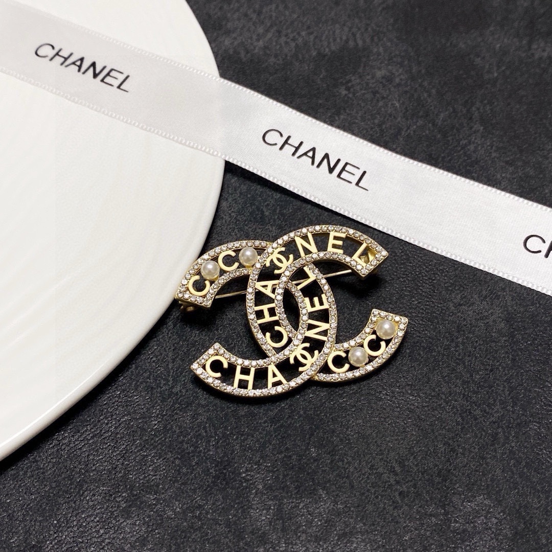 NO:543030,CHANEL Xiaoxiang The new style of the counter is the jewelry that understands women the most. Women who devote all their efforts to be themselves often cherish the meaning of the brooch more. Ms. Chanel pins the brooch on the hat and tells those fashionable ladies who imitate her [breast is very practical, it can be pinned on the suit collar, pocket, hat, belt or evening dress, jewelry quality, chanel, chanel, business suit, brooch, breastpin, hats19860909CHANEL小香 专柜新款同步上新香奈儿胸针,是最懂女人的饰物.那些倾注了全部心血去做自己的女人,往往更珍惜胸针的意义.香奈儿女士把胸针别在帽子上,并告诉那些模仿她的时髦女士们[胸针可是非常实用,它可以别在西装领上、口袋上、帽子上、腰带上或者是晚礼服上,饰品精品,chanel,chanel,business suit,brooch，breastpin,hats,Jewelry