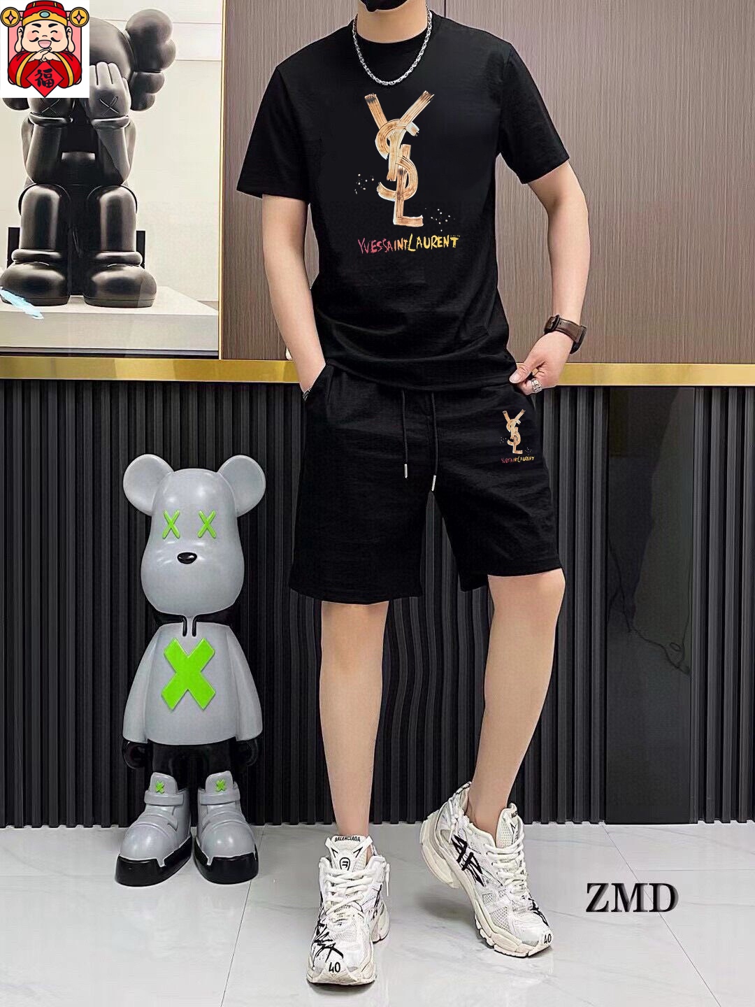 Saint Laurent 品牌【YSL圣罗兰】 2025新款男士短袖短裤套装 销售 市面高端版本 手感细腻柔软 让你穿着更加舒适 立体裁剪版型超赞 尺码:M-5XL下单请报身高体重